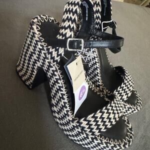Universal thread woven platform sandals